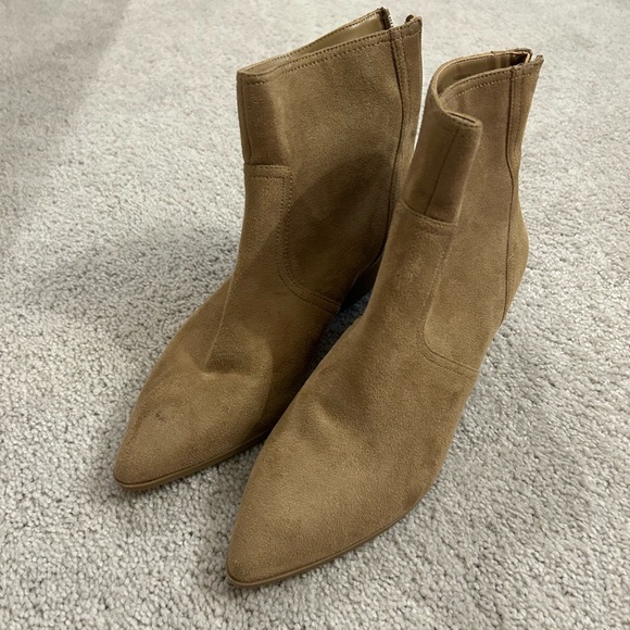 Banana Republic Shoes - Banana Republic women’s suede ankle boots size 9